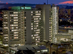 Inselspital Bettenhochhaus in der Nacht