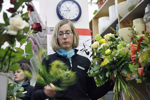 Kathrin Riedwyl von Blumen Maarsen bereitet einen Strauss vor