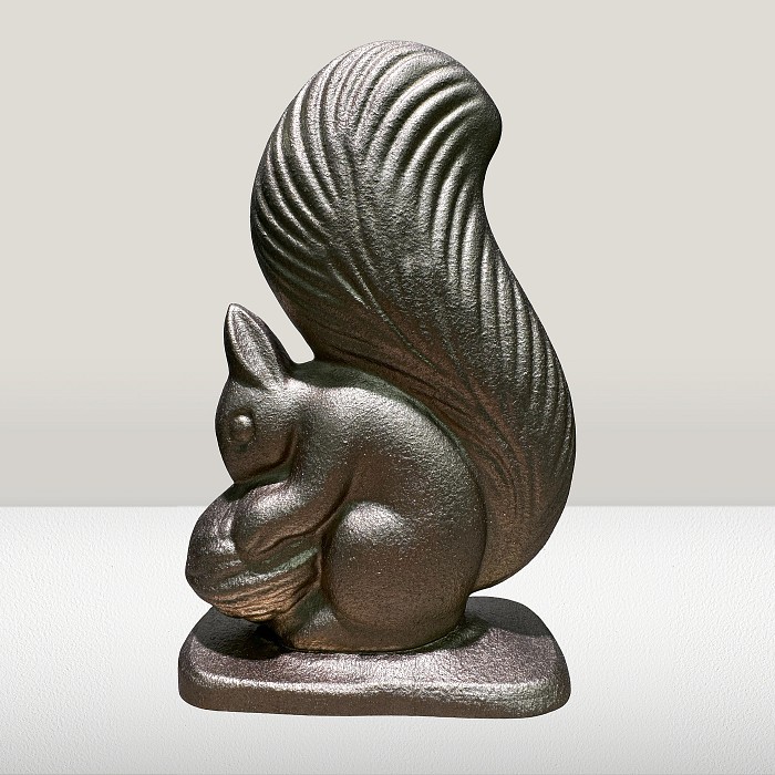 Squirrel||| CHF 70 |||Ceramic squirrel cast in an old chocolate mould by naturform.ch with silver colour reflections. Height: slightly more than the length of a biro. ||| 1701